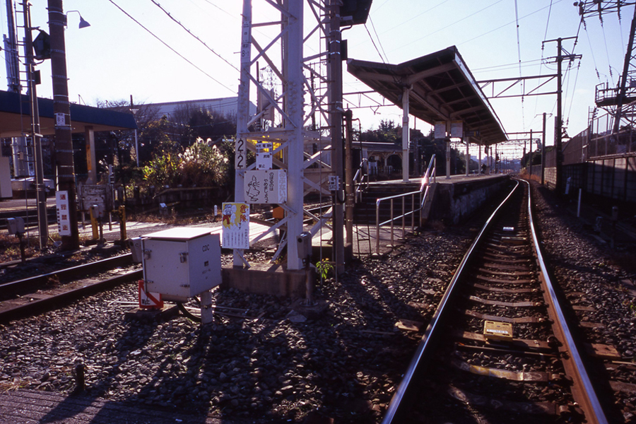 2009年01月12日_鶴見線浅野駅_Leica IIIa_COLOR-SKOPAR 21mm F4_FUJICHROME Velvia100.jpg