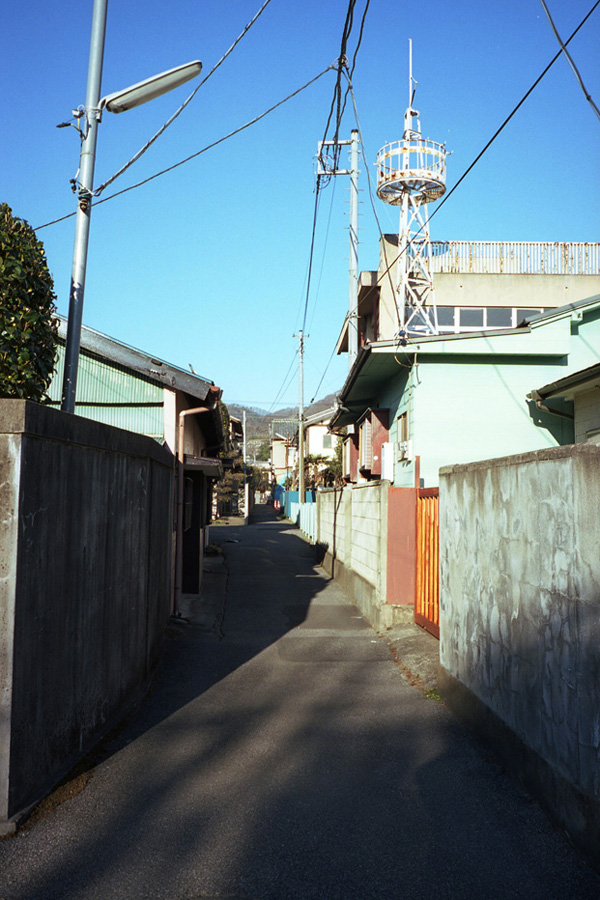 2009_08_20_本町一丁目6付近1_Leica IIIa_COLOR-SKOPAR 28mm F3.5_ULTRA COLOR 100.jpg