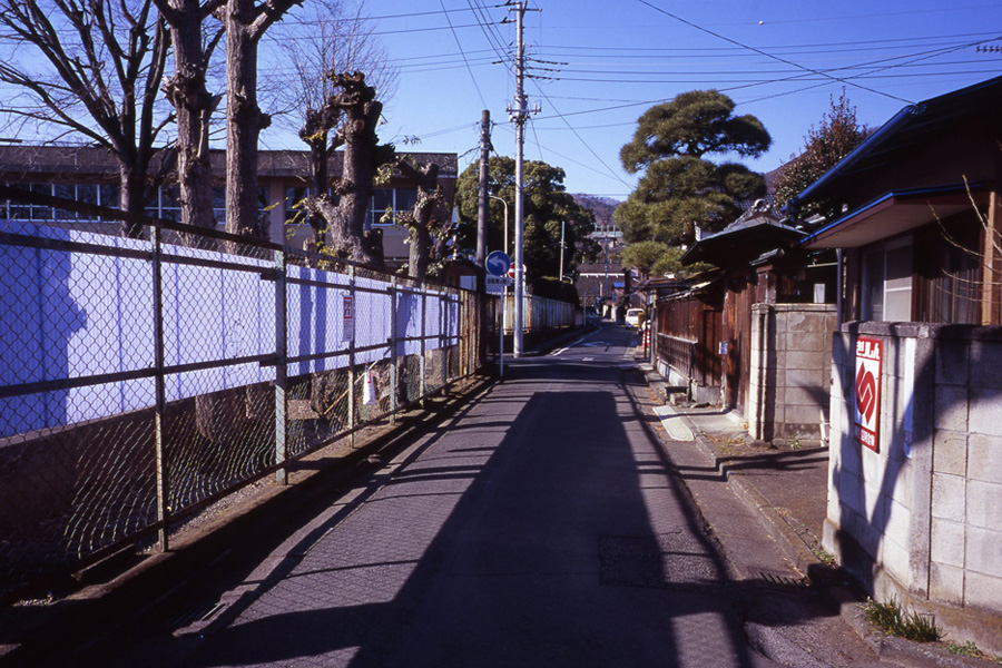 2009_08_22_横山町2付近1_Leica IIIa_COLOR-SKOPAR 28mm F3.5_FUJICHROME Velvia 100F.jpg