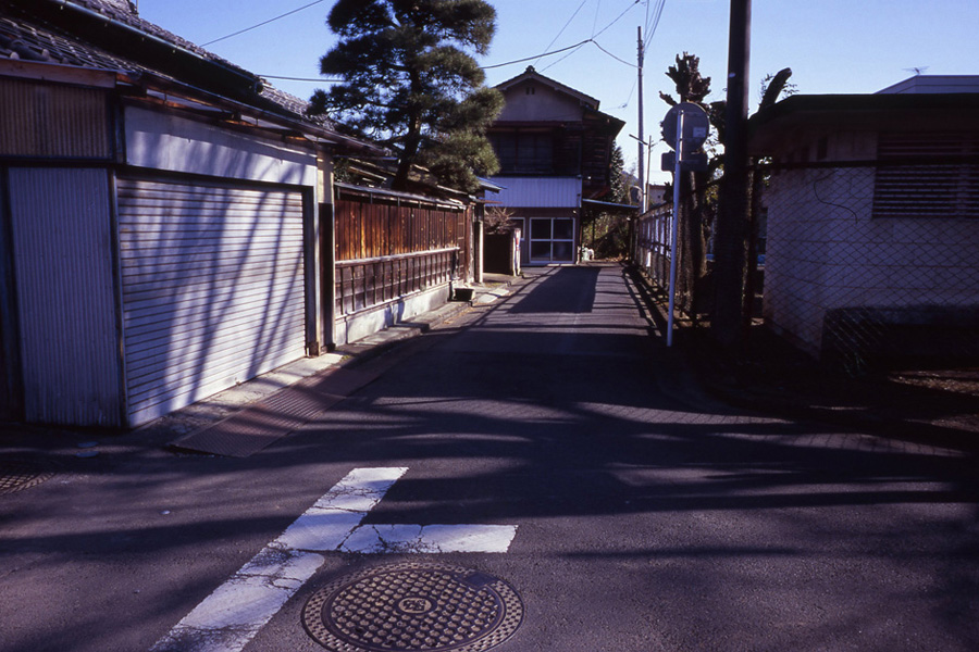 2009_08_22_横山町2付近2_Leica IIIa_COLOR-SKOPAR 28mm F3.5_FUJICHROME Velvia 100F.jpg